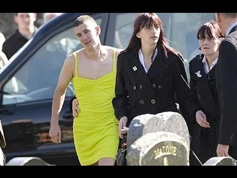 葬儀に非常識なドレスであらわれた男 泣ける動画集